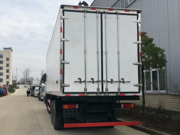 东风天龙前四后八9.4米冷藏车
