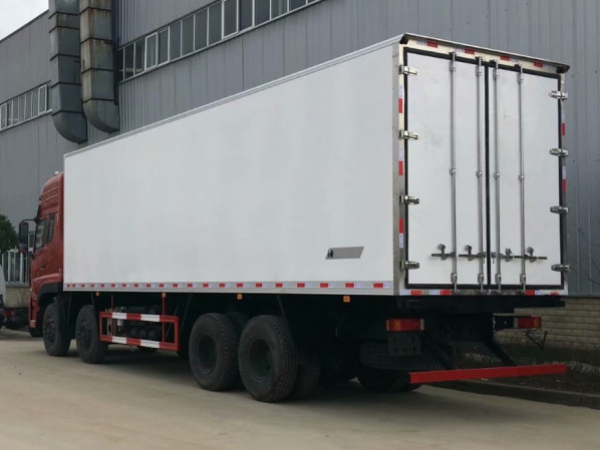 东风天龙前四后八9.4米冷藏车