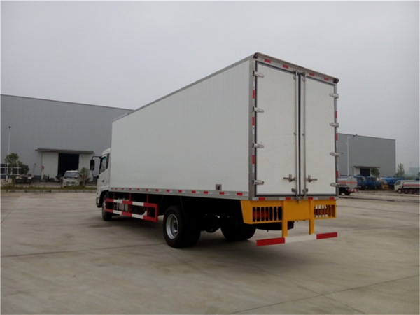 东风天锦 7.6米冷藏车