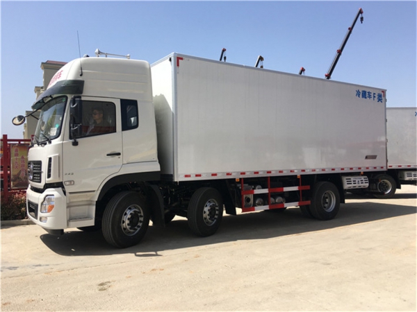 东风天龙小三轴 9.6米冷藏车