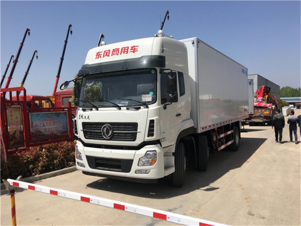 东风天龙小三轴 9.6米冷藏车