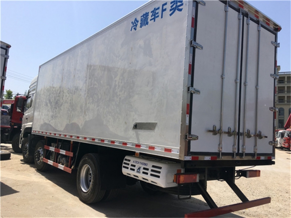 东风天龙小三轴 9.6米冷藏车