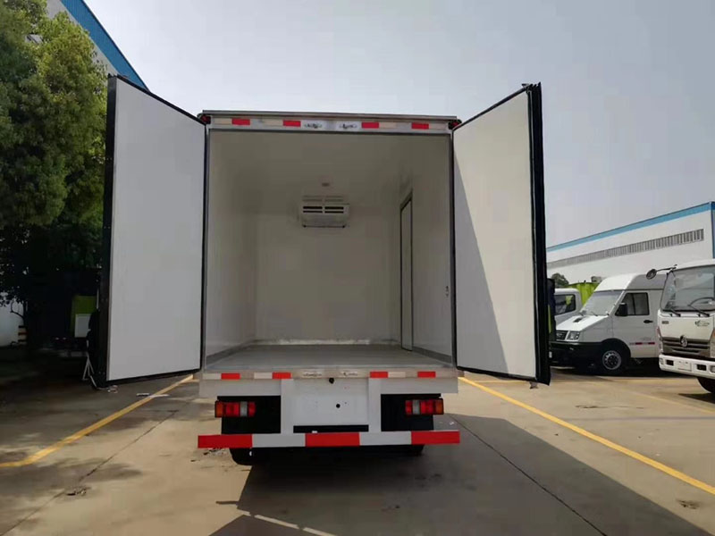 国六 东风多利卡冷藏车