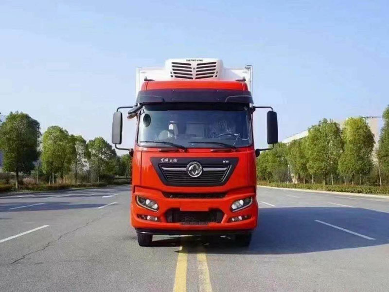 东风天锦KR6.8米冷藏车（高顶双卧）