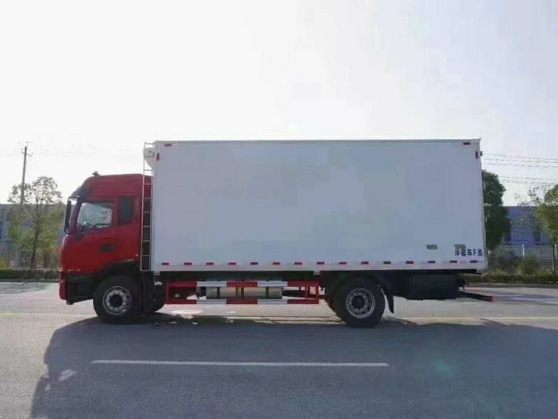 东风天锦KR6.8米冷藏车（高顶双卧）