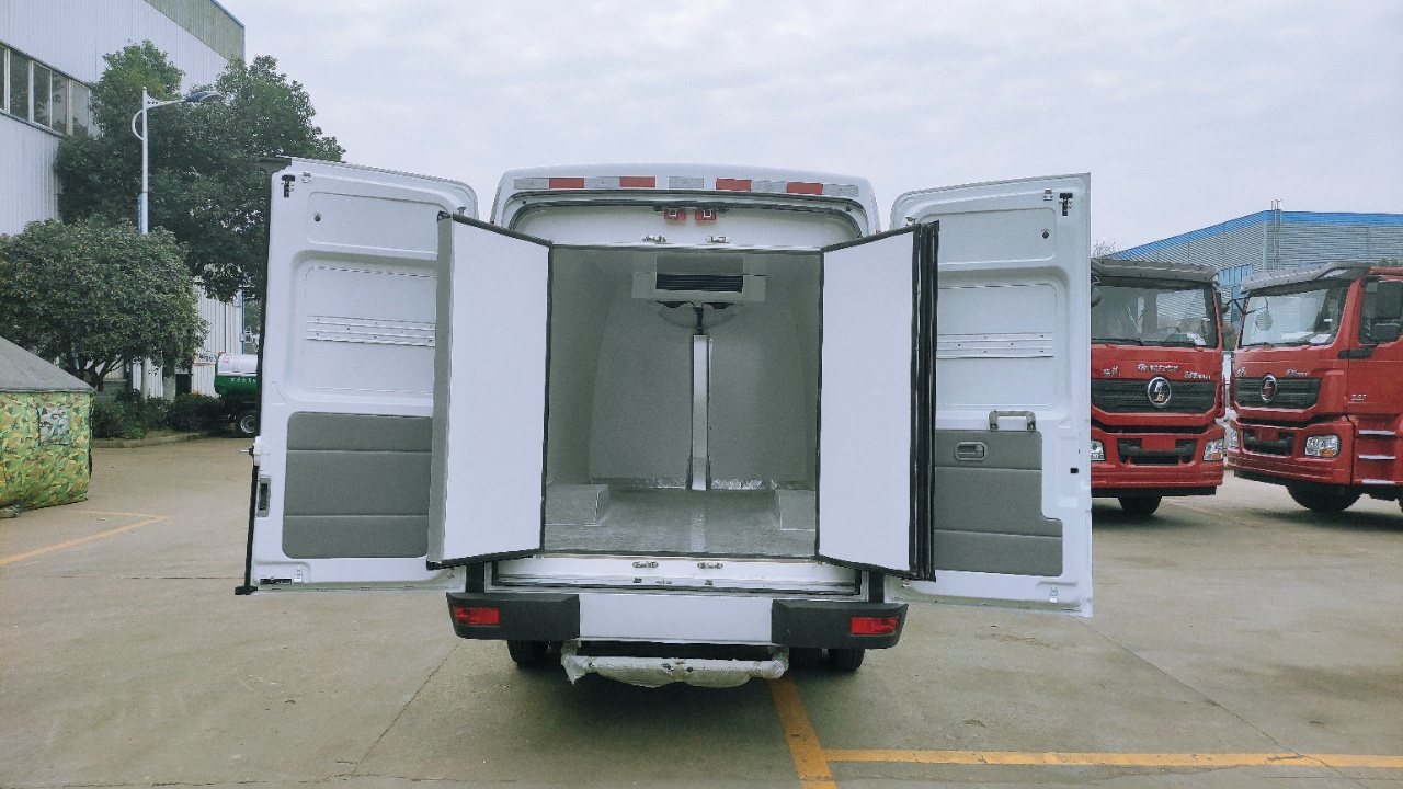国六 依维柯长轴面包冷藏车