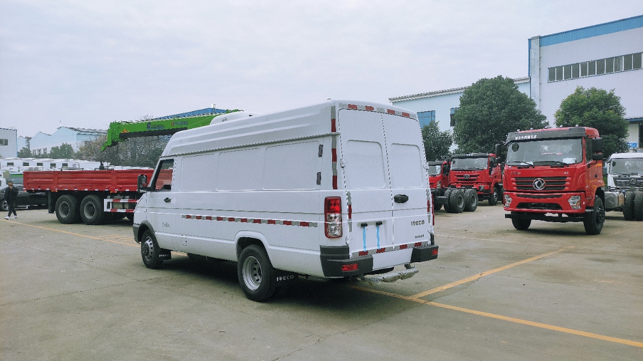 国六 依维柯长轴面包冷藏车