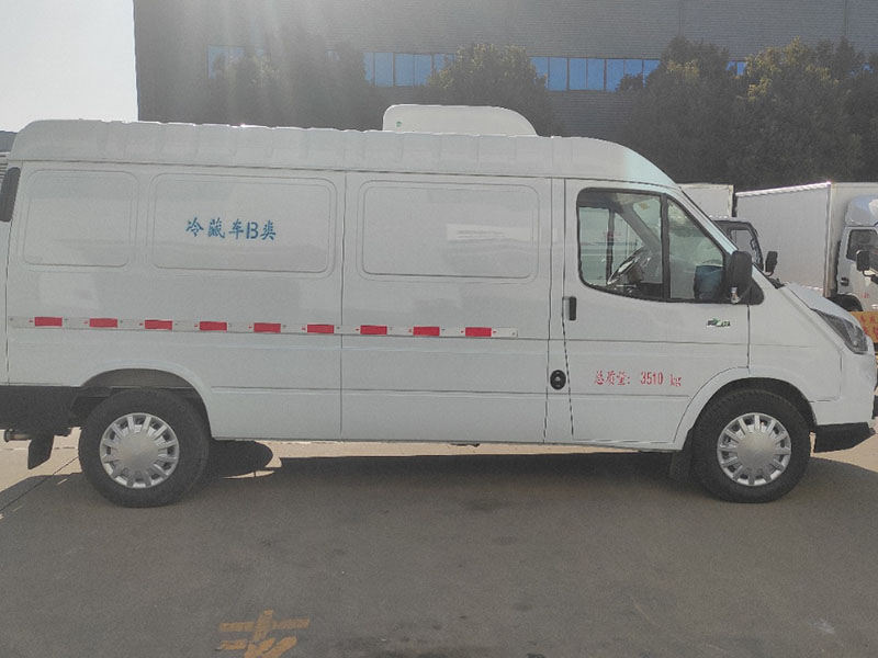 国六 江铃特顺面包冷藏车