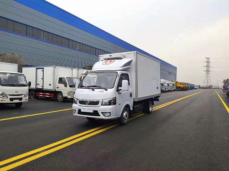 国六 东风途逸汽油冷藏车