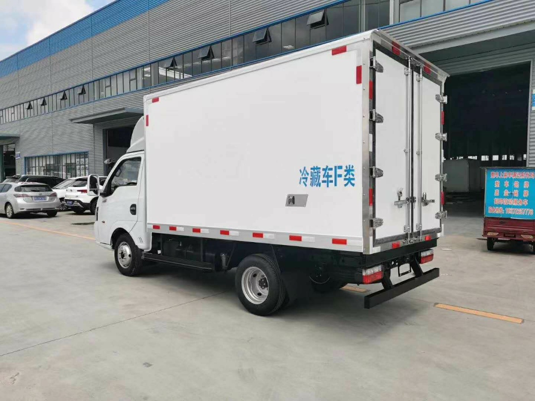 东风途逸柴油国六冷藏车