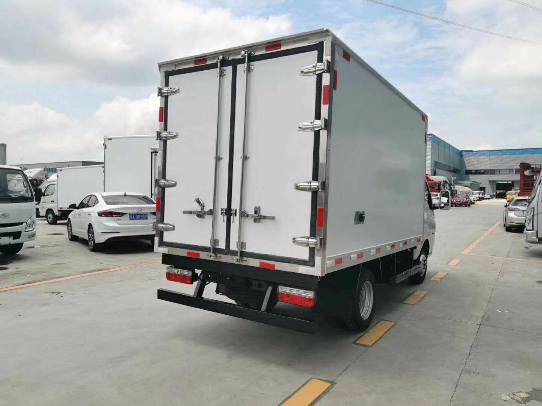 东风途逸柴油国六冷藏车