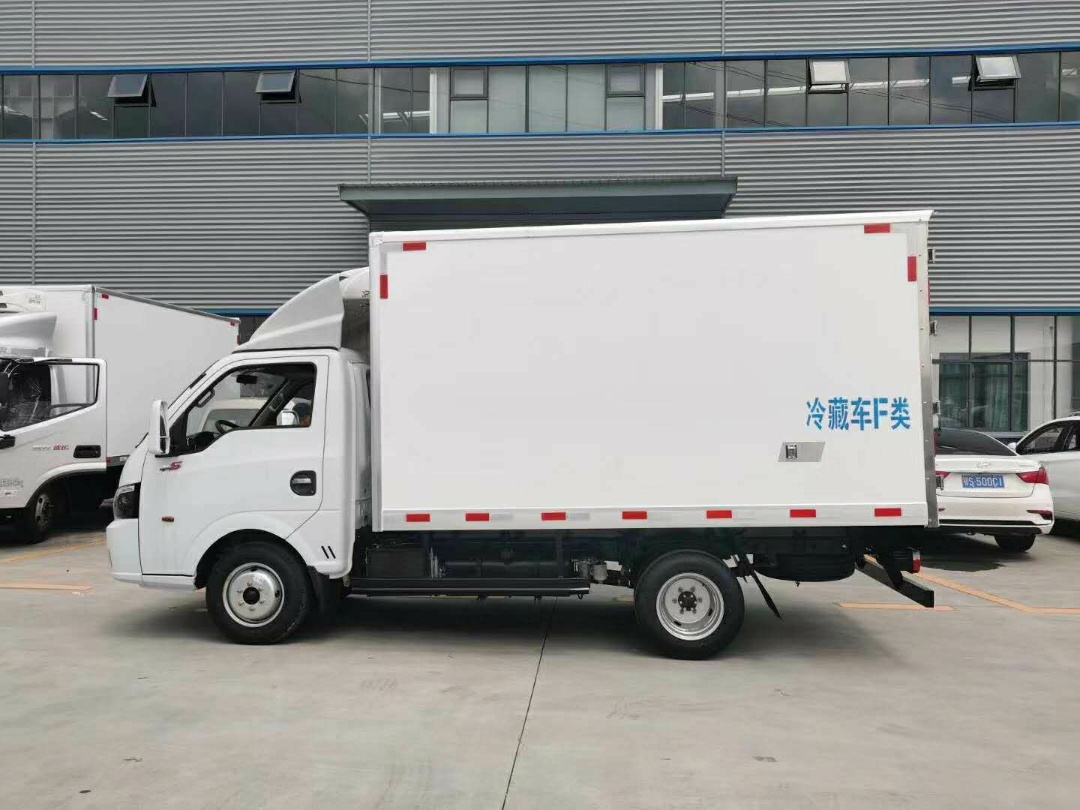 东风途逸柴油国六冷藏车