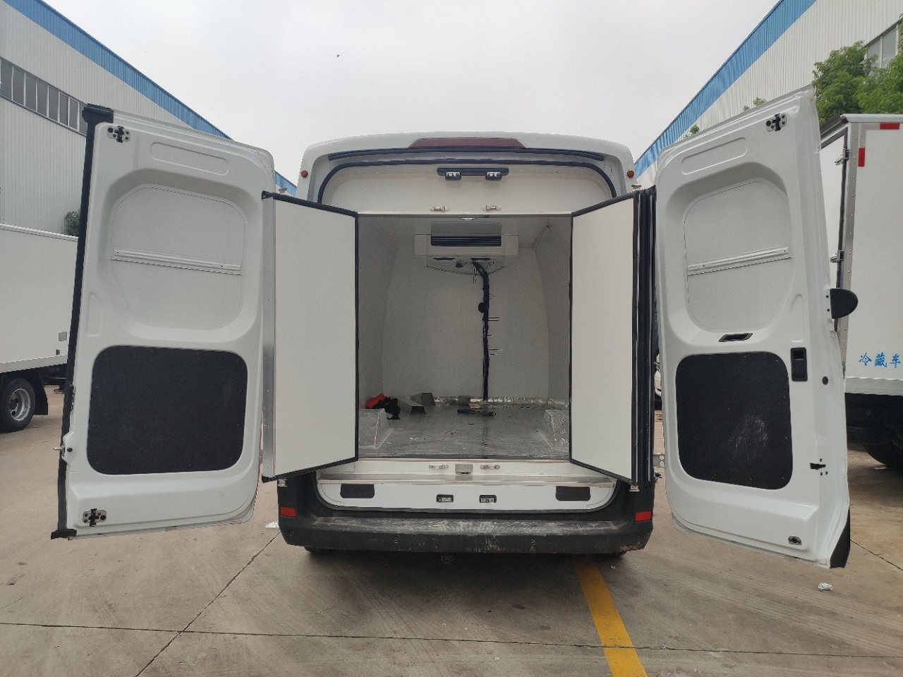国六 上汽大通V90面包冷藏车